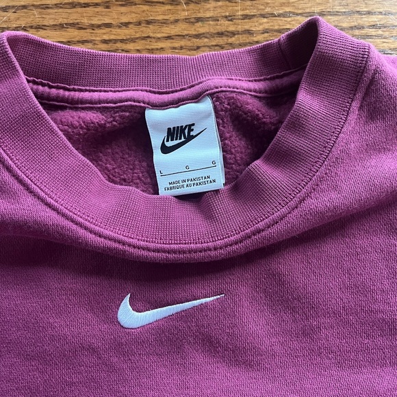 Women’s Nike Phoenix Fleece Oversized Crop Crewneck Sweatshirt - Picture 4 of 5